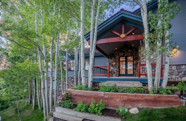 Copper Lane/Lux Ski-In/Ski-Out Home! Views! Hot Tub! Media Room! Gourmet Kitchen