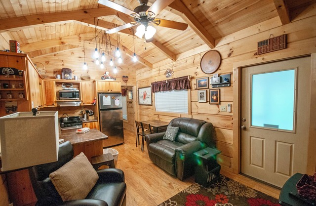 Copperhead Lodge Cabin 39. 2 Bedroom 1 Bath. Pet Friendly and Hot Tub
