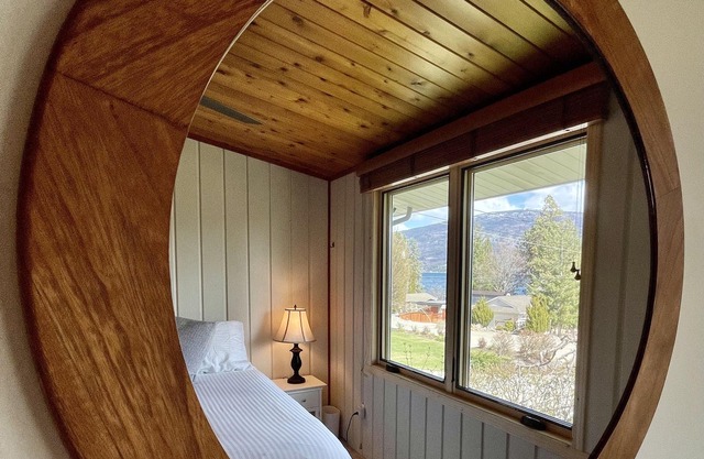 Coral Beach House; steps to the lake, dazzling views, gourmet kitchen, tranquil.