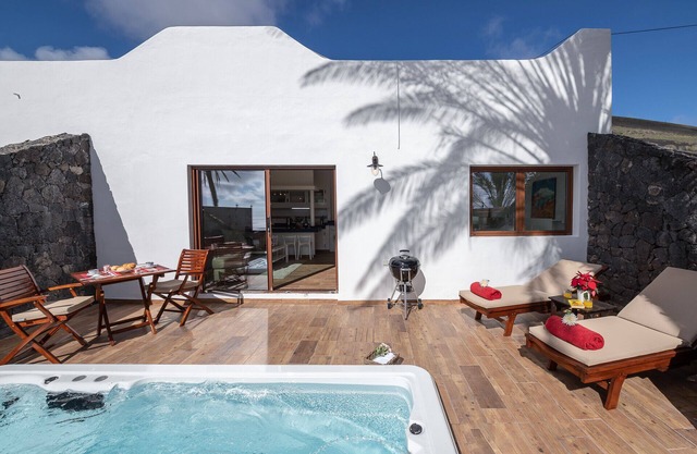 CORNER OF THE OCEAN. POOL-JACUZZI-CLIMATIZED SPA. SEA VIEWS-WIFI- SATELLITE TV