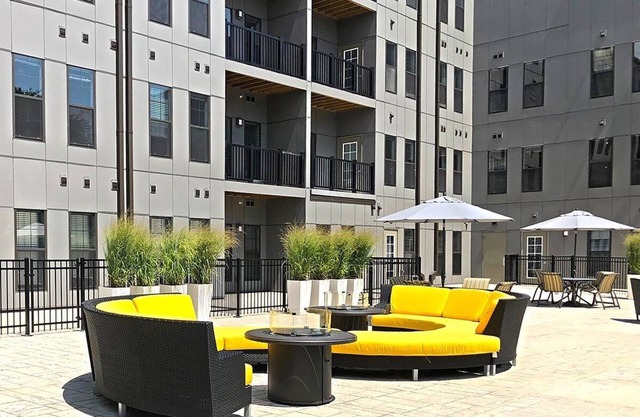 Corner Queen Suite w/Pool, Gym, and Hot Tub (330)