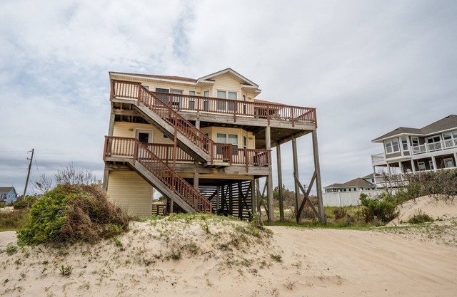 Corolla 4x4 beach cottage with phenomenal ocean views!