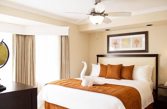 Coronado Paradise Found! Relaxing Two Bedroom Unit with Kitchenette!