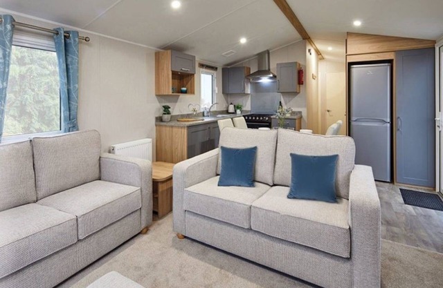 Cosy 2 bedroom caravan with decking