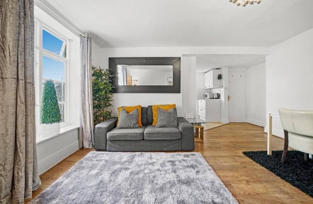 Cosy 2 Bedroom Flat in Canning Town London Excel with Free Parking