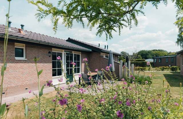 Cosy 2-person Veluwe bungalow with sunny garden & car-free path. Ideal for couples or stays with dog.