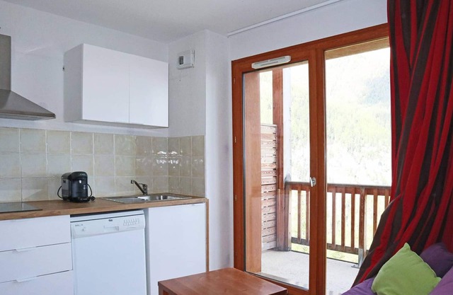 Cosy 2-Room Apartment with Pool & Jacuzzi, Sleeps 4, Ski-In/Ski-Out, South/West Balcony