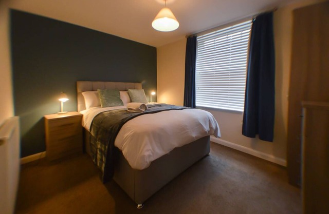 Cosy 2BR Apt Near Airport Free Parking | By DerBnB