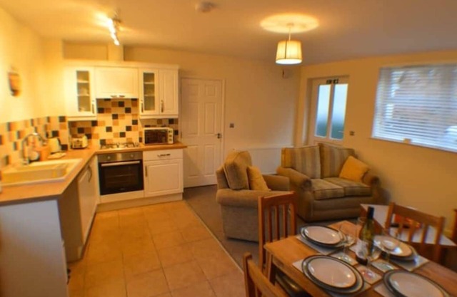 Cosy 2BR Apt Near Airport Free Parking | By DerBnB