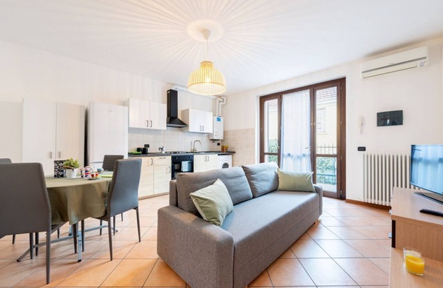 Cosy 55 sqm apartment, accommodating up to 4 people, on the ground floor of a building (no lift and one step to access it).We are located in a lively district well served by public transport, where the city market is held on Tuesdays; the property is clo