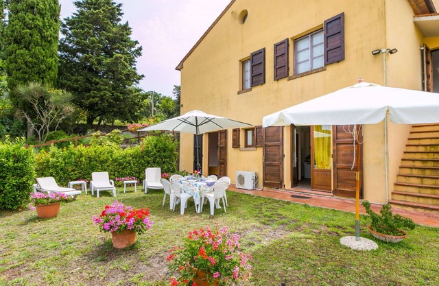 Cosy apartment for 17 people with WIFI, pool, A/C, TV, patio, pets allowed and panoramic view