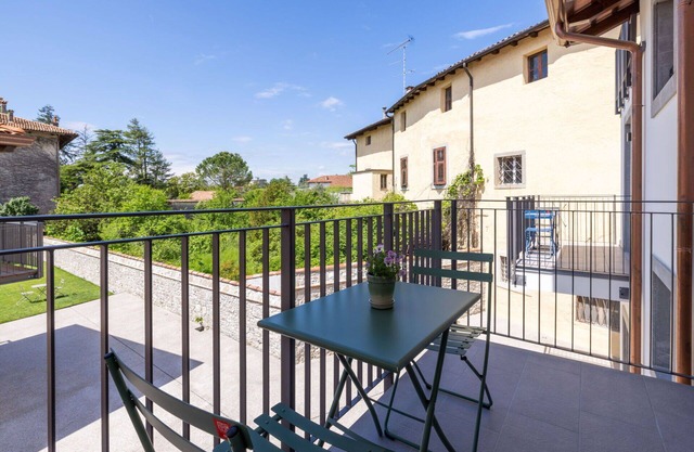 Cosy apartment for 4 people with WIFI, A/C, TV, balcony and pets allowed