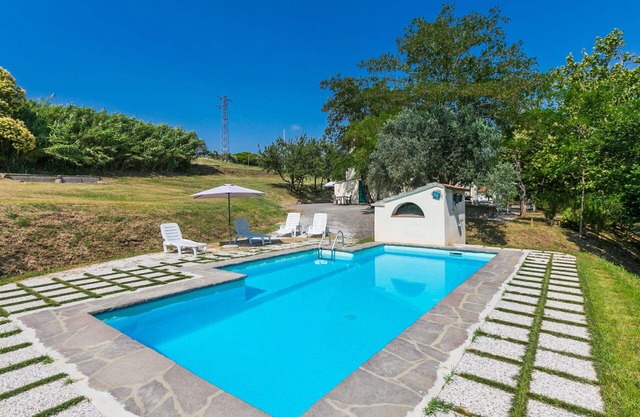 Cosy apartment in villa for 10 guests with pool, TV and pets allowed