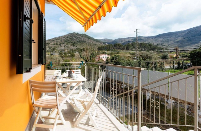 Cosy apartment for 4 guests with A/C, WIFI, TV, balcony and panoramic view