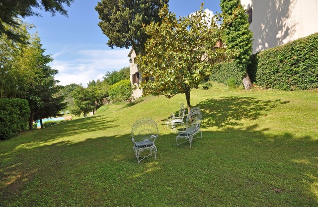 Cosy apartment for 3 people with WIFI, pool, TV, panoramic view and parking, close to Arezzo