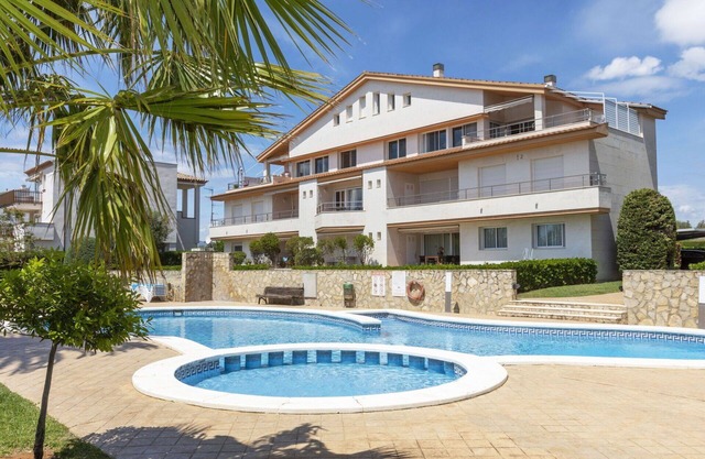 Cosy apartment for 4 people with WIFI, pool, A/C, TV, patio and pets allowed