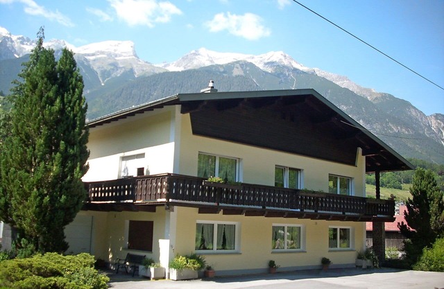 Cosy apartment for 4 people with WIFI, TV, patio, pets allowed and panoramic view