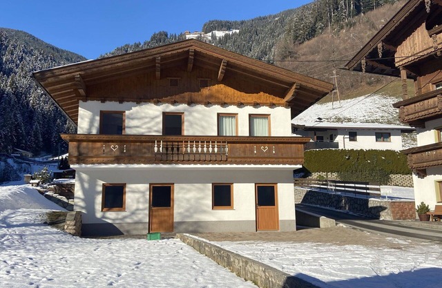 Cosy apartment for 5 people with WIFI, TV and balcony