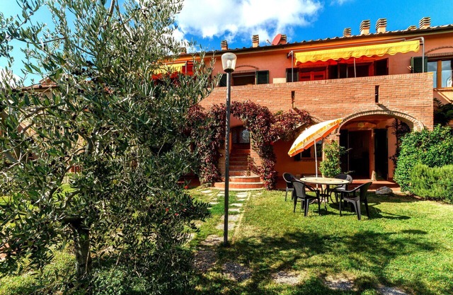 Cosy apartment for 5 guests with A/C, WIFI, pool, TV and veranda, close to San Gimignano