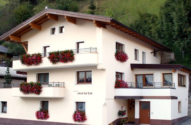 Cosy apartment for 5 guests with WIFI, TV and terrace