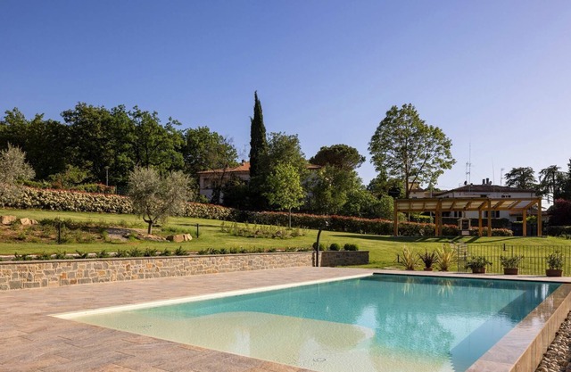 Cosy apartment for 6 guests with WIFI, A/C, pool, TV, pets allowed and parking