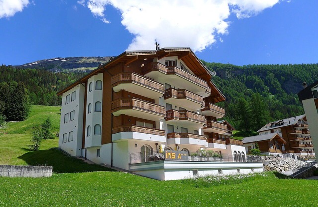 Cosy apartment for 7 guests with WIFI, hot tub, TV and balcony