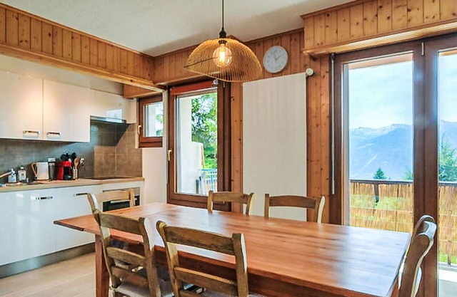 Cosy apartment for 7 guests with WIFI, TV and balcony