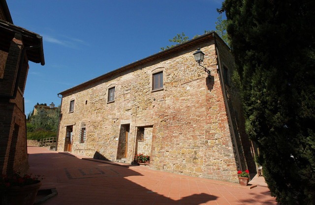 Cosy apartment for 8 people with pool, WIFI, A/C, TV and pets allowed, close to San Gimignano