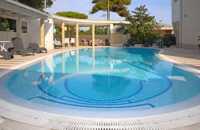 Cosy apartment for 8 people with WIFI, pool, A/C, TV, balcony and pets allowed