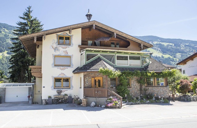Cosy apartment for 6 guests with WIFI, TV, balcony and pets allowed