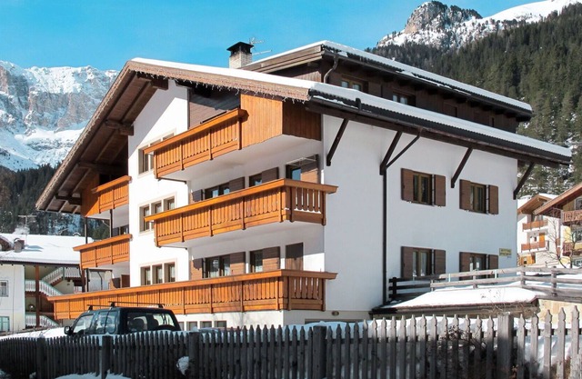 Cosy apartment for 8 guests with WIFI, TV, balcony, pets allowed and parking