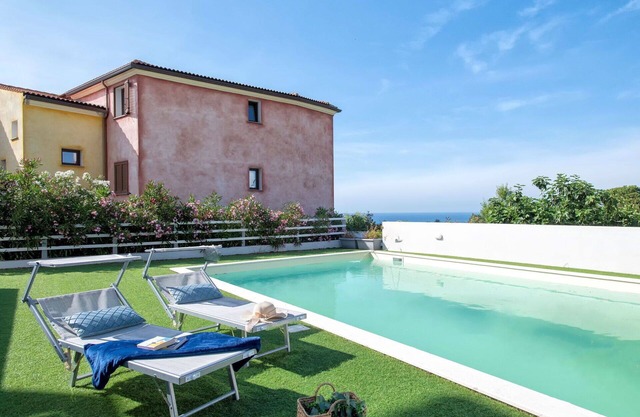 Cosy apartment for 5 guests with WIFI, A/C, pool, TV and patio