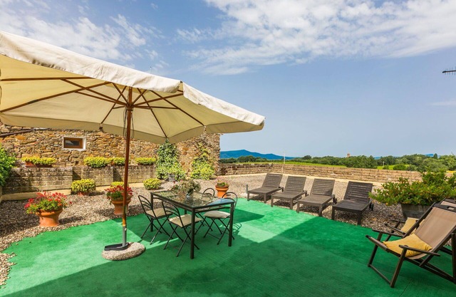 Cosy apartment in villa for 6 people with A/C, pool, WIFI and patio