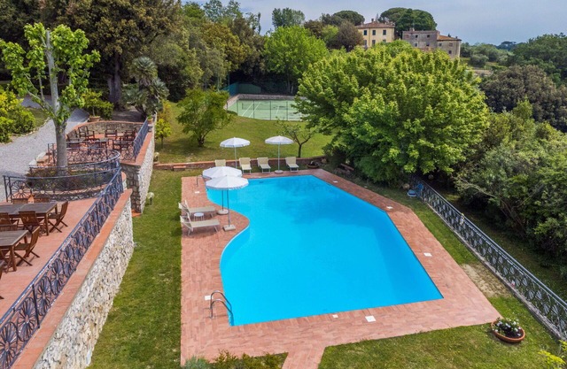 Cosy apartment in villa for 18 people with private pool, WIFI, TV, terrace and pets allowed