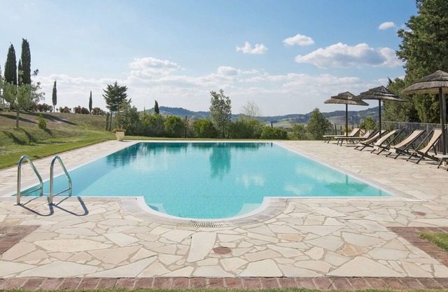 Cosy apartment in villa for 5 guests with pool, WIFI, TV, patio, pets allowed and parking