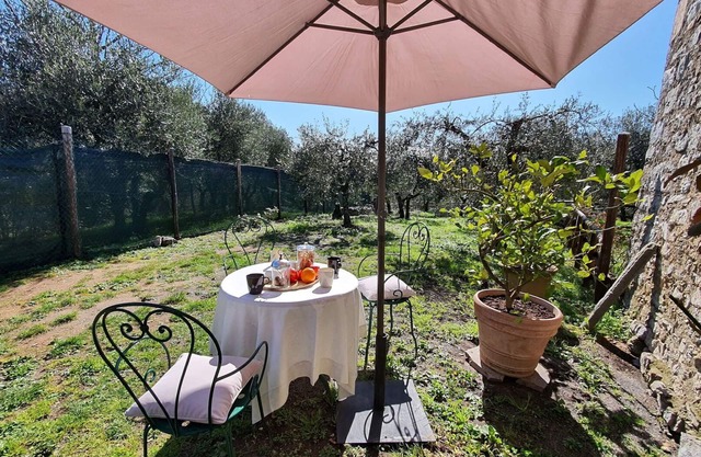 Cosy apartment in villa for 2 people with WIFI, TV and pets allowed, close to Lucca