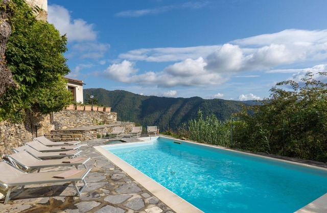 Cosy apartment for 6 people with pool, WIFI, TV, terrace, pets allowed and panoramic view