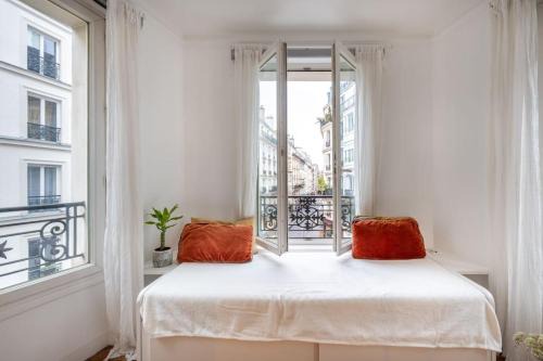 Cosy Apartment with 270 degrees view on Paris streets