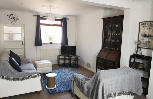 Cosy & Comfortable Entire Holiday Home, Llanelli. Fully equipped & Dog friendly