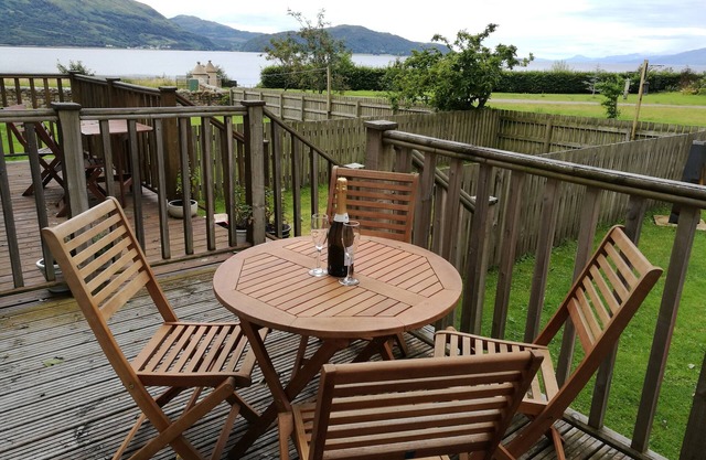 Cosy cottage in a stunning location - on the shore of Loch Linnhe near Glencoe