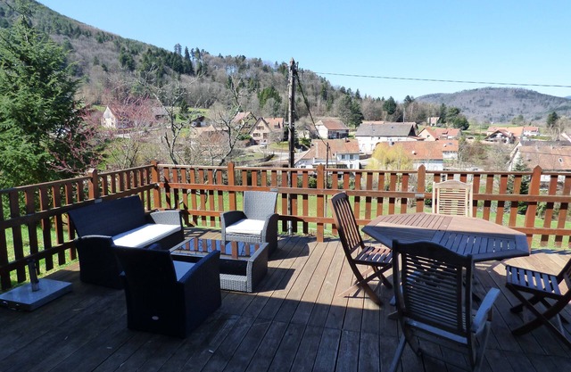 Cosy country cottage with mountain views, Wi-Fi, log burner, workspace, pets