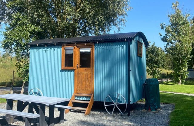Cosy en suite shepherd hut on the grounds of Historic building Samlesbury Hall