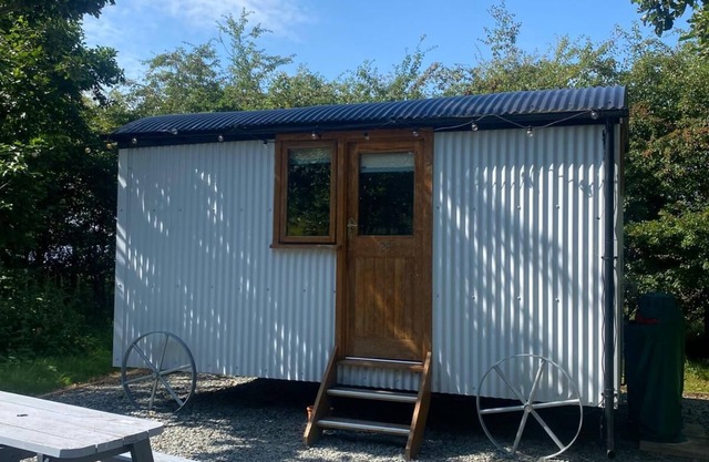 Cosy en suite shepherd hut on the grounds of Historic building Samlesbury Hall