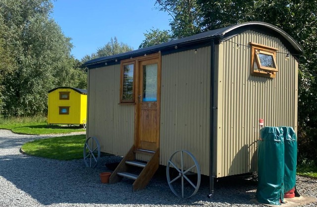Cosy en suite shepherd hut on the grounds of Historic building Samlesbury Hall