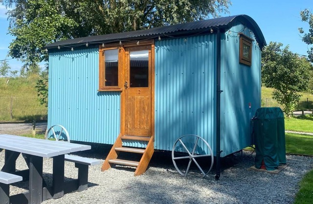 Cosy en suite shepherd hut on the grounds of Historic building Samlesbury Hall