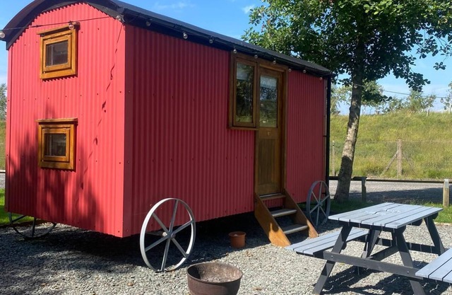 Cosy en suite shepherd hut on the grounds of Historic building Samlesbury Hall