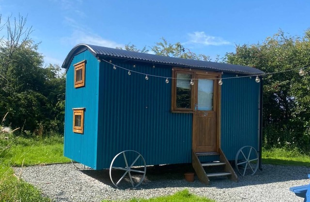 Cosy en suite shepherd hut on the grounds of Historic building Samlesbury Hall