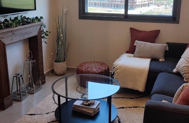 Cosy, fully-equipped apartment, 6 min from airport, fiber optics, air conditioning, free parking.