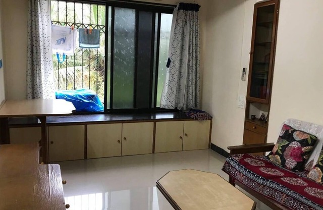 Cosy furnished bedroom in an apartment in Bandra
