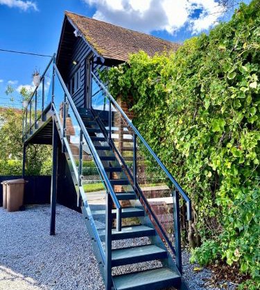 Cosy Hampshire Barn Getaway, Large garden alongside a stunning river - Fire Pit, BBQ, Outdoor seating - Country walks & Pubs